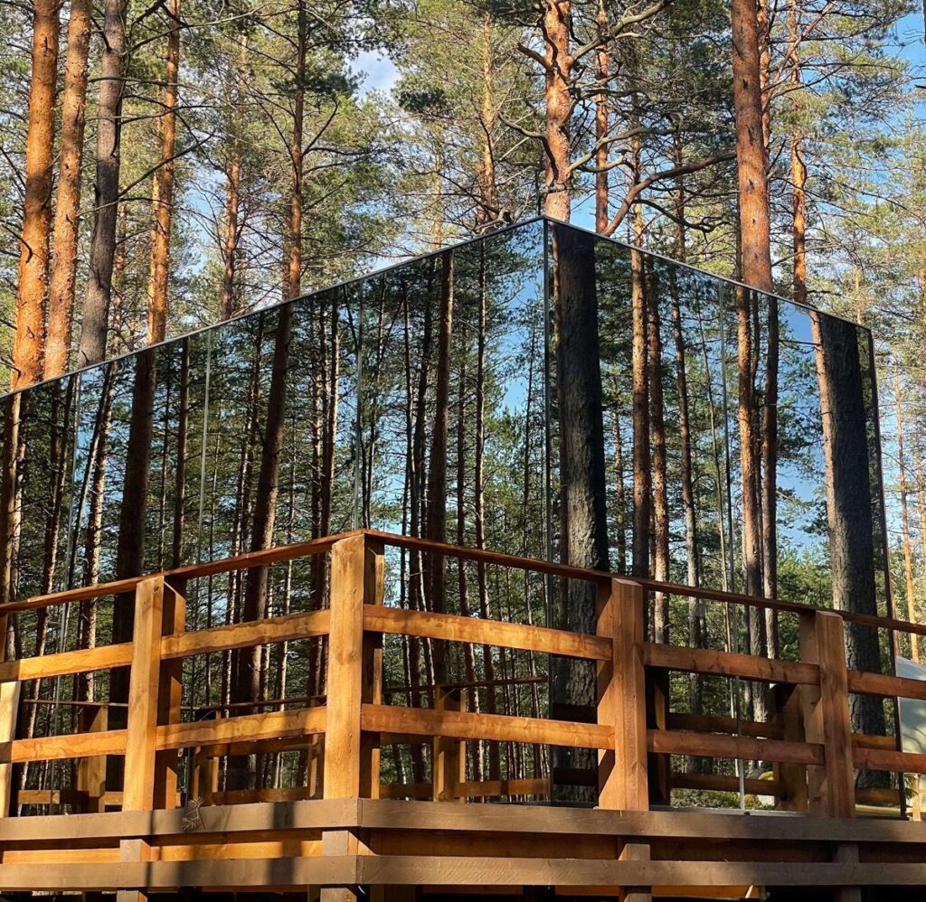 Зеркальный дом 20 м² с трёхсторонним остеклением на 2 гостей, Арт-глэмпинг «Mystic Hills»: зеркальный дом с террасой летом
