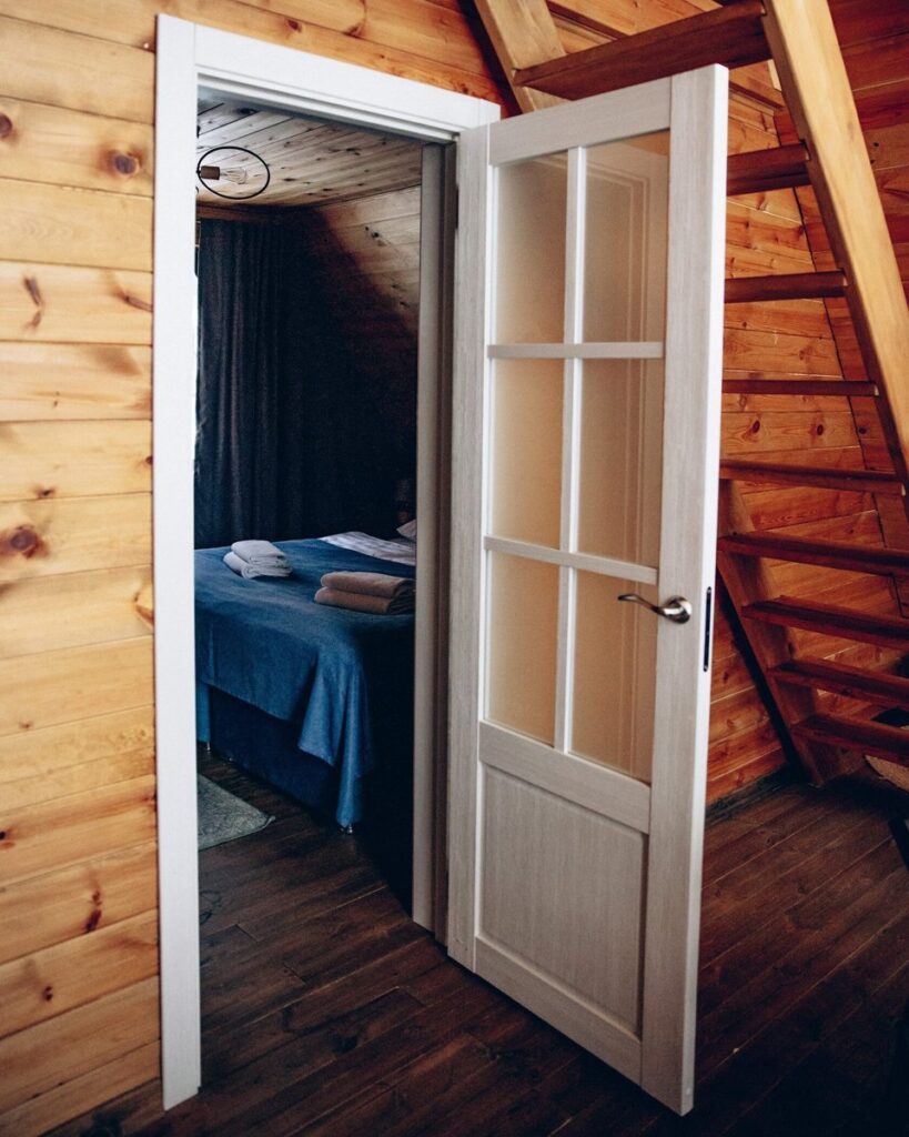 Premium A-Frame 70 м² с камином и двумя спальнями до 6 гостей: дверь в спальню
