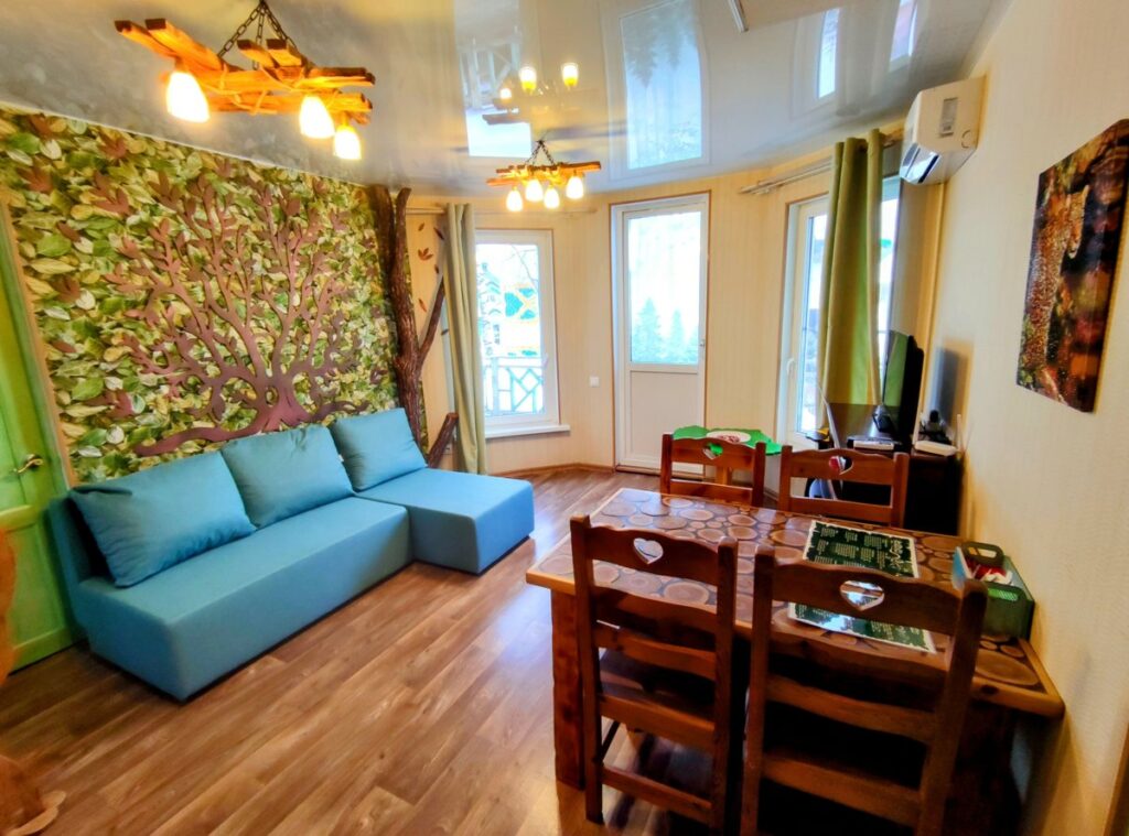 Дом летучих обезьян на дереве 50 м² до 6 гостей: кухня-гостиная с диваном