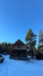 Двухэтажный дом с балконом на лес и горы до 10 гостей