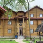 КРК Новая Чайка в Ульяновском лесопарке, общий вид: бревенчатый гостевой дом