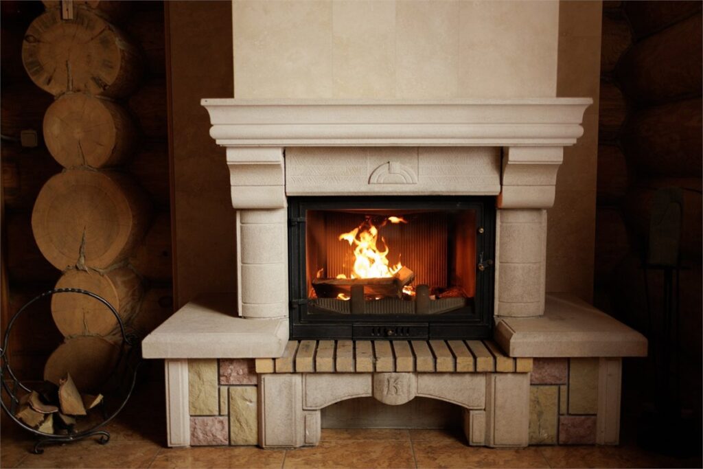 Бревенчатая усадьба с камином и балконом на горы до 4 гостей: каменный камин
