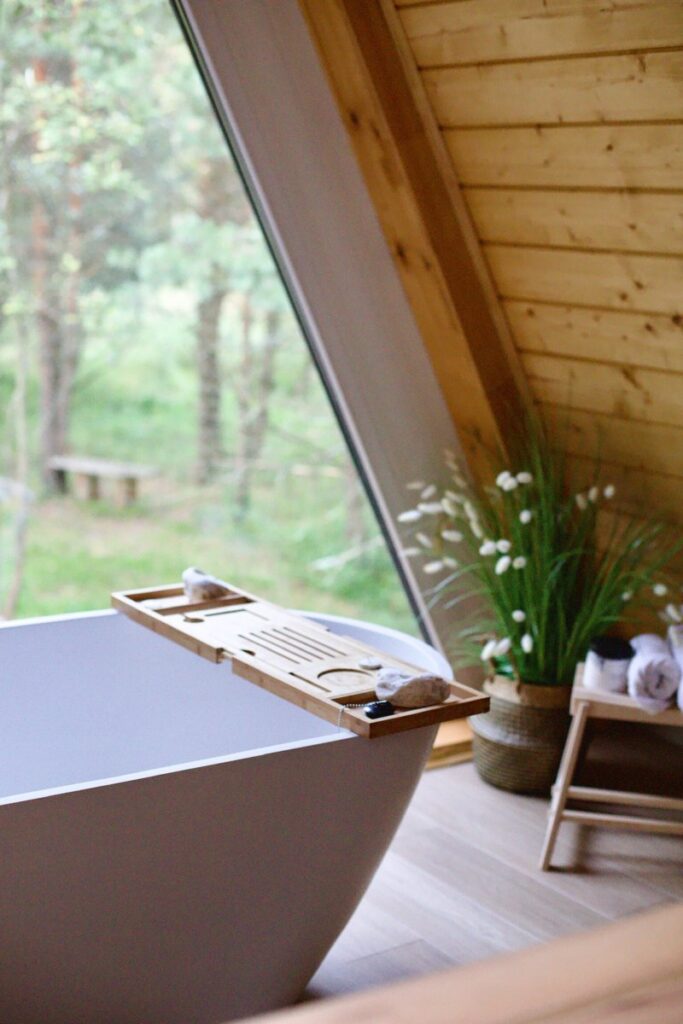 A-frame дом 90 м² с ванной у панорамного окна до 4 гостей: ванна с видом на лес