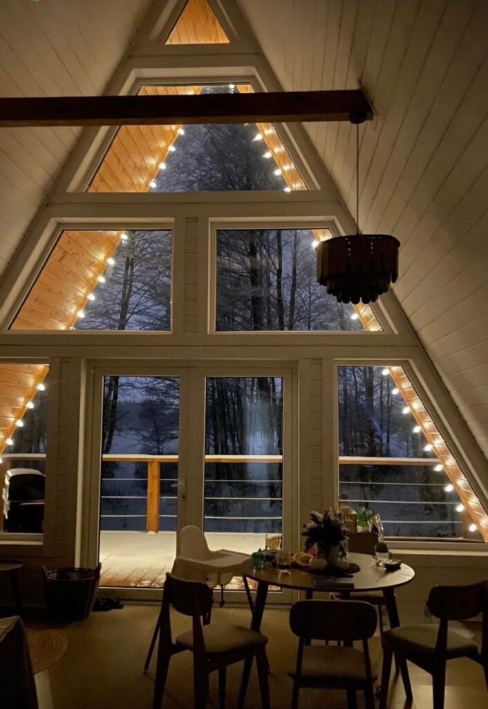 Большой A-frame дом 90 м² с двумя спальнями и проектором до 4 гостей: гостиная вечером