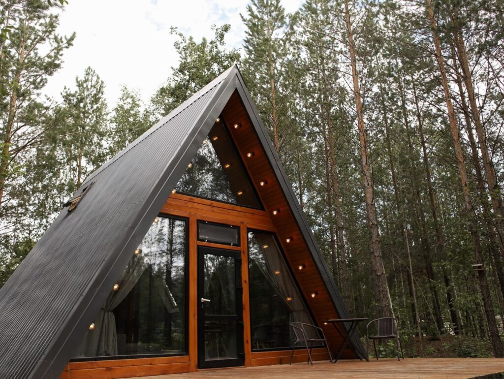 Малый A-frame 2 в серых тонах с гамаком до 4 гостей, A-frame домики Forest Tale в Дегтярске: тёмный A-frame в соснах