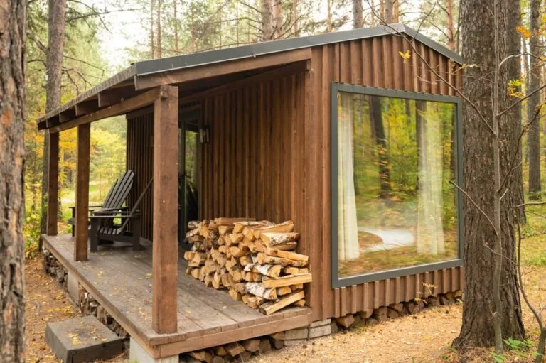 Норвежская хижина из тёмного дерева до 3 гостей