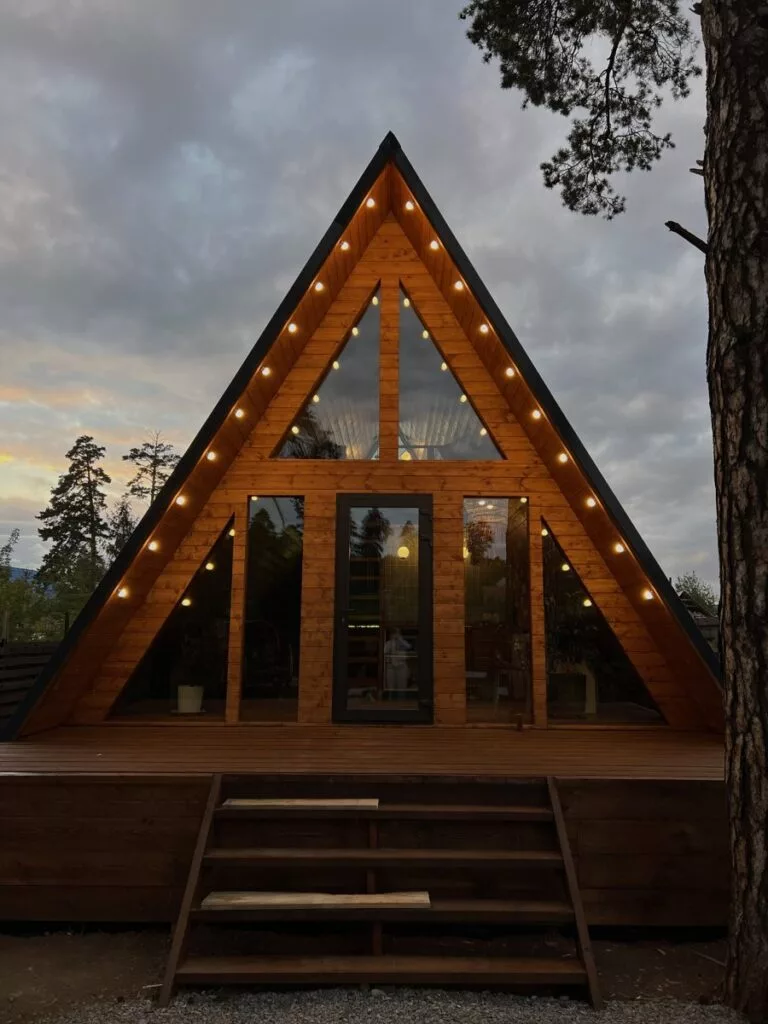 A-frame «Сад» со своим чаном и вторым светом до 4 гостей: фасад вечером