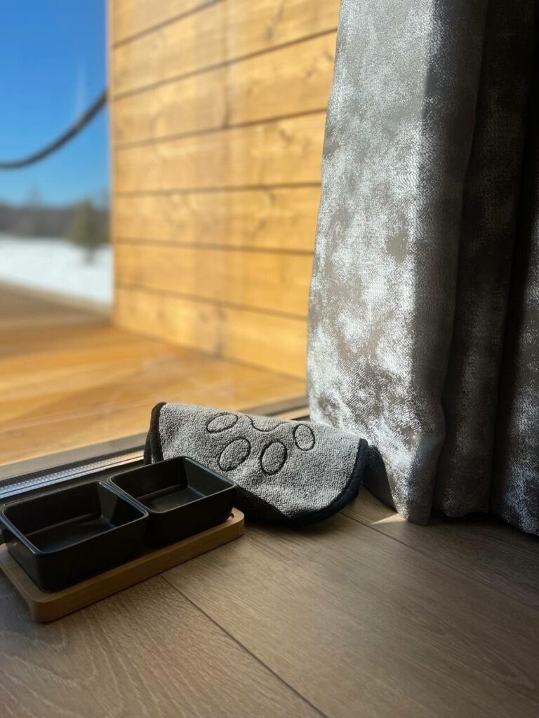 Pet Friendly House для поездки с питомцем до 4 гостей, Глэмпинг ZEFIRKA CAMP в Пеньгово: зона питомца у входа