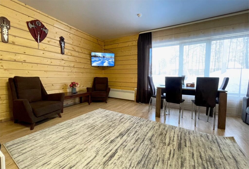 Улучшенный дом 70 м² с камином до 4 гостей: гостиная с креслами