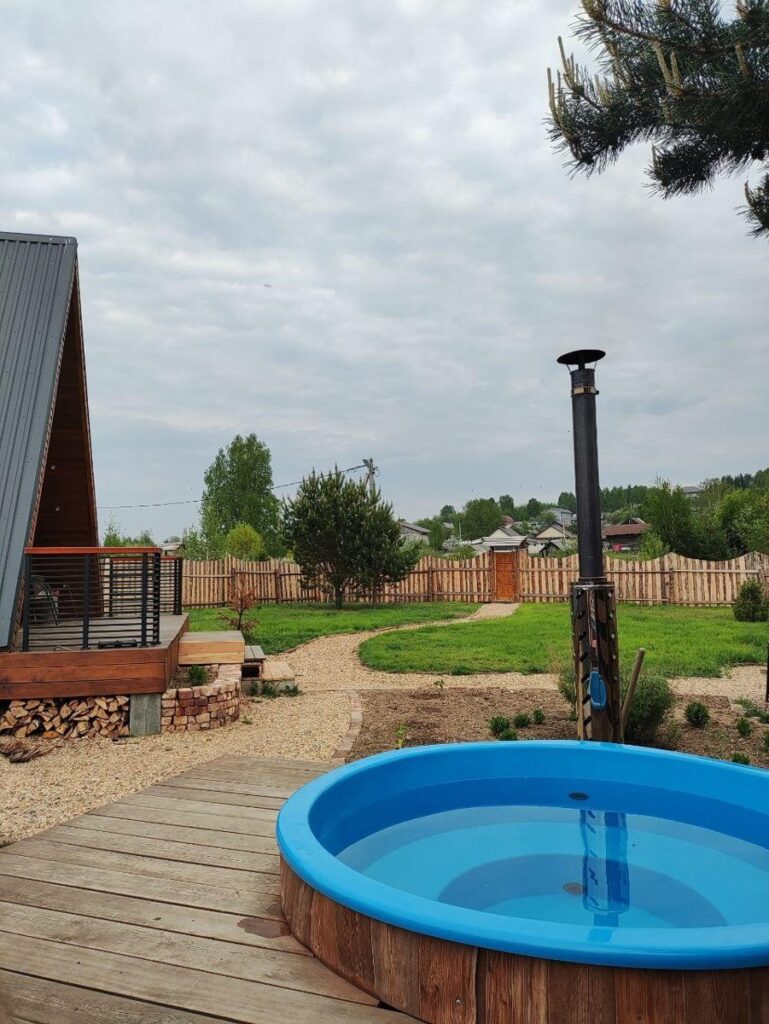 A-Frame 42 м² с купелью и креслом-гамаком до 4 гостей: купель во дворе