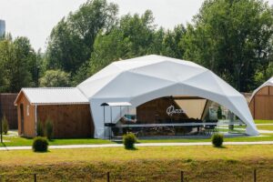 Купольный шатёр 10 на 10 м с лужайкой для праздника до 40 гостей