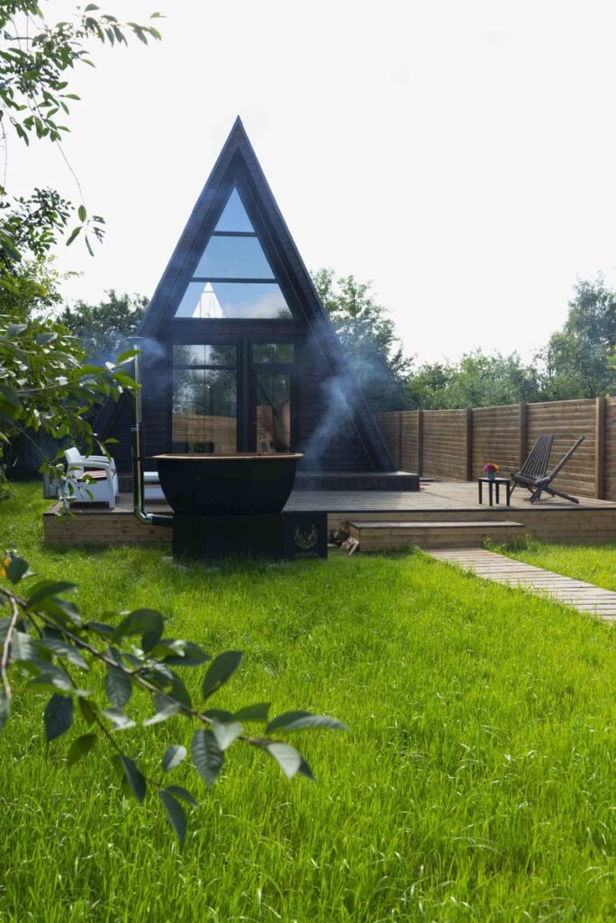 Дом A-frame с баней-бочкой и чаном, до 4 гостей: дом A-frame на участке