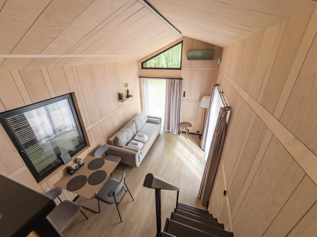 Двухуровневый дом-студия 24 м² до 4 гостей, дом №9, База отдыха BarnHouse: второй ярус со столом