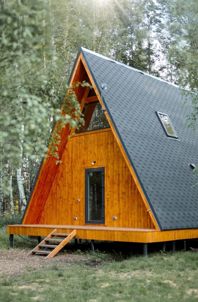 Большой A-frame дом 90 м² с двумя спальнями и проектором до 4 гостей: дом со стороны леса