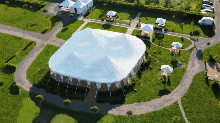 Белый шатёр 325 м² на поляне с оборудованием до 200 гостей