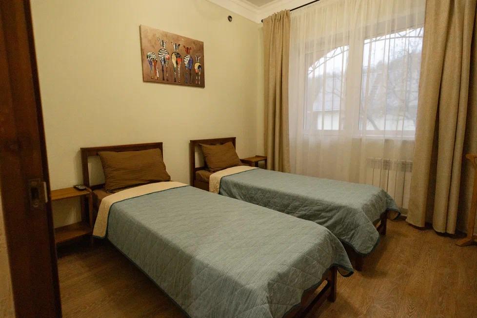 Коттедж «Молодёжка-1» 200 м² до 15 гостей: спальня с двумя кроватями