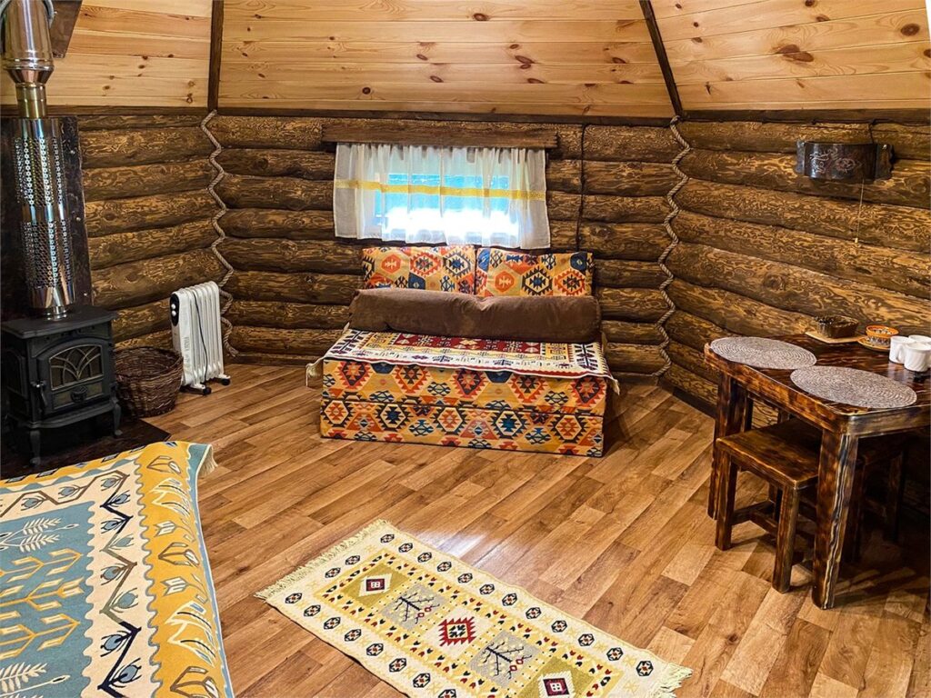 Алтайский аил с дровяной печью до 3 гостей: кровать, диван и печь