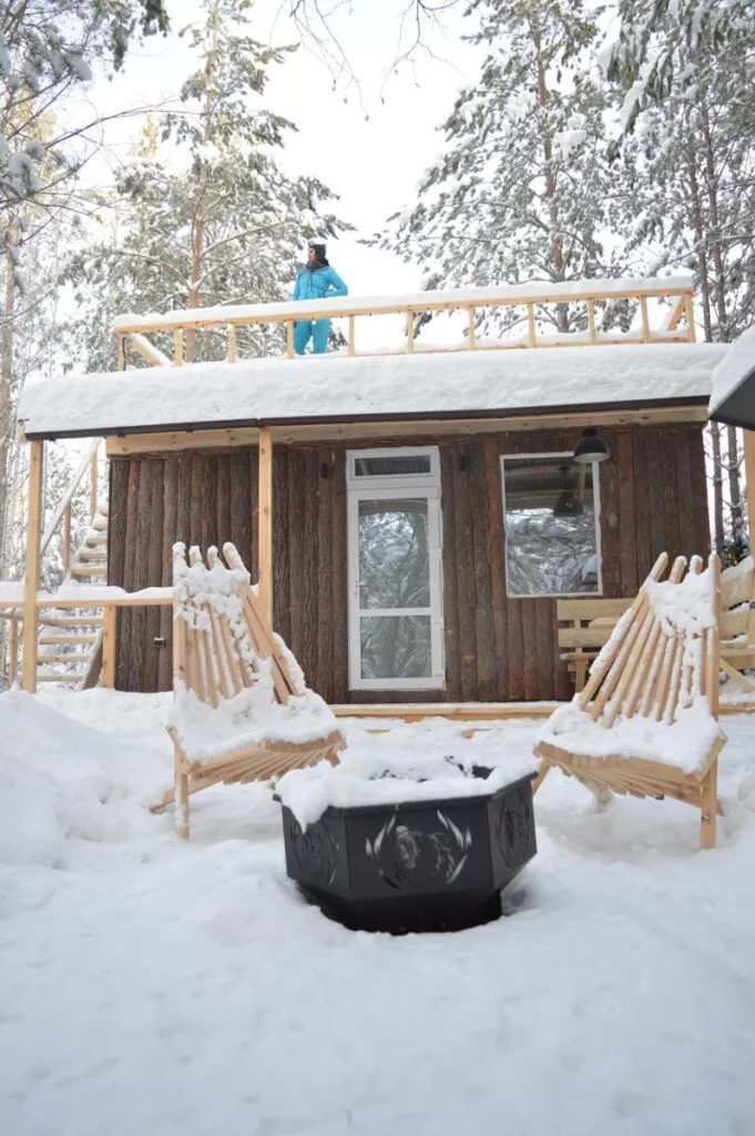 Хижина на двоих с террасой на крыше, A-frame домики Forest Tale в Дегтярске: хижина зимой