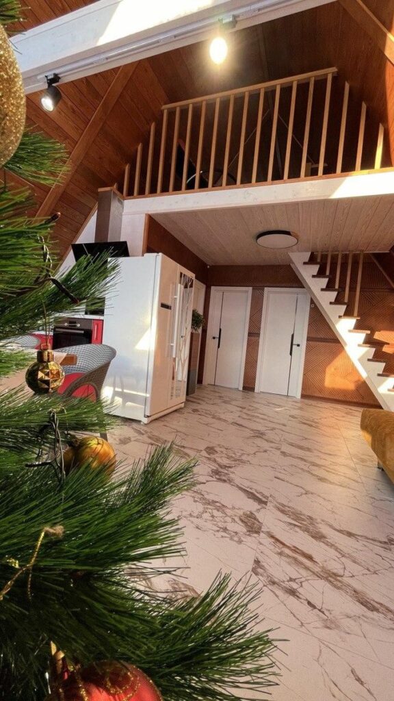 Большой New A-Frame 84 м² с фурако на террасе до 8 гостей: гостиная и лестница
