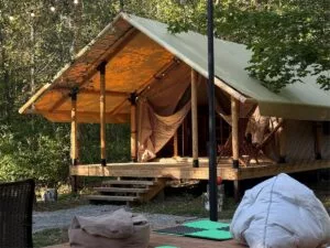 Сафари-палатка с уличным кинотеатром для семьи до 5 гостей