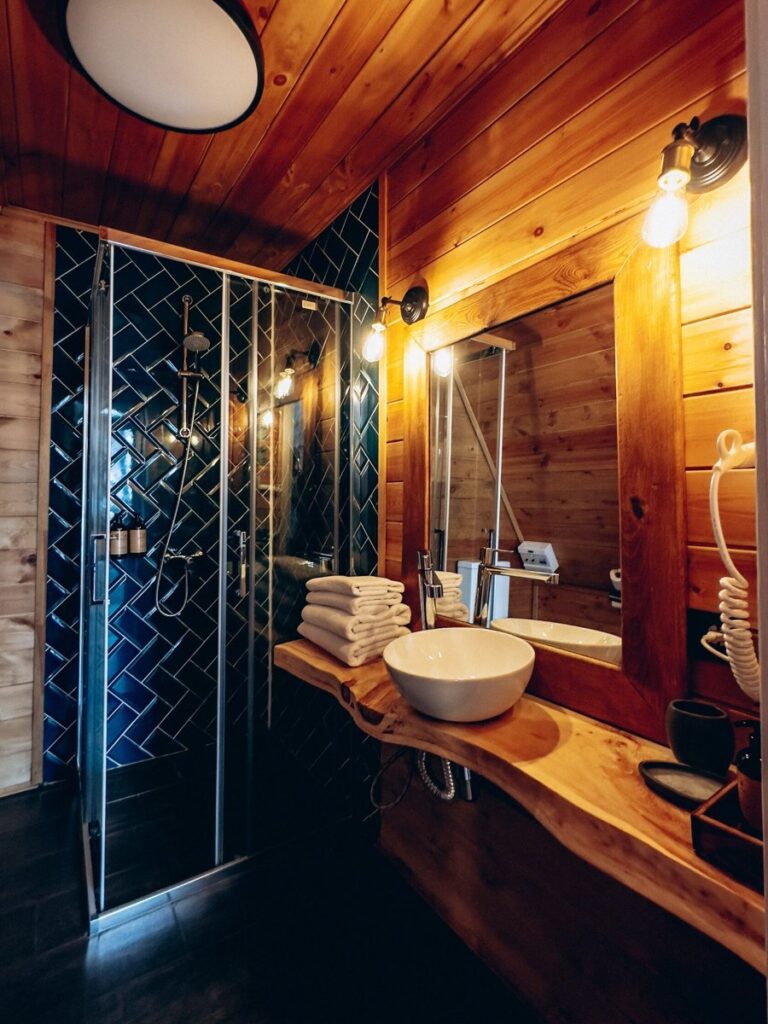 Premium A-Frame 70 м² с камином и двумя спальнями до 6 гостей: санузел с раковиной