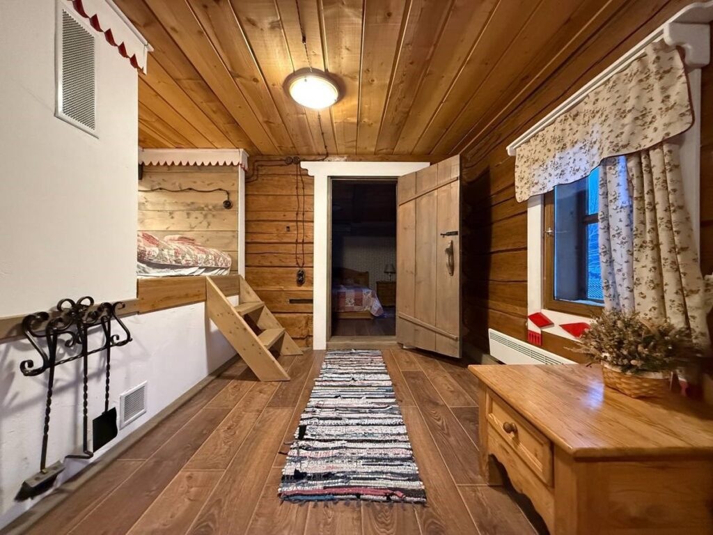 Терем в рубленом доме XIX века с русской печью до 4 гостей: трапезная с лавками