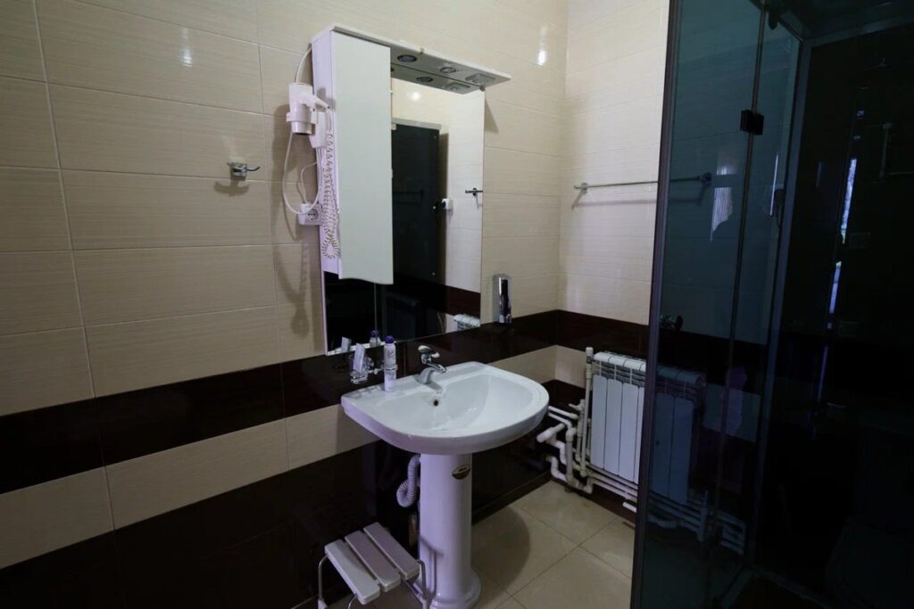 Двухэтажный коттедж 125 м² с камином и кухней до 10 гостей: санузел