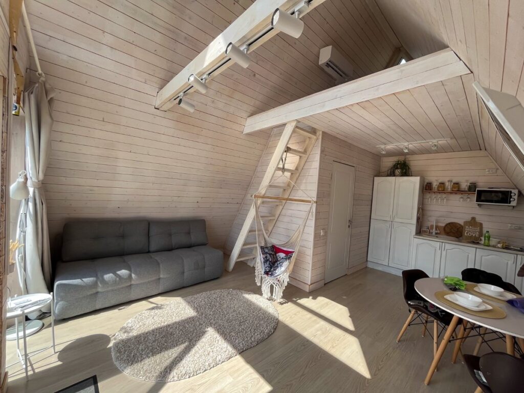 Светлый домик A-frame «Рассвет» до 5 гостей, Глэмпинг The Hill в Сергеевке: гостиная и лестница