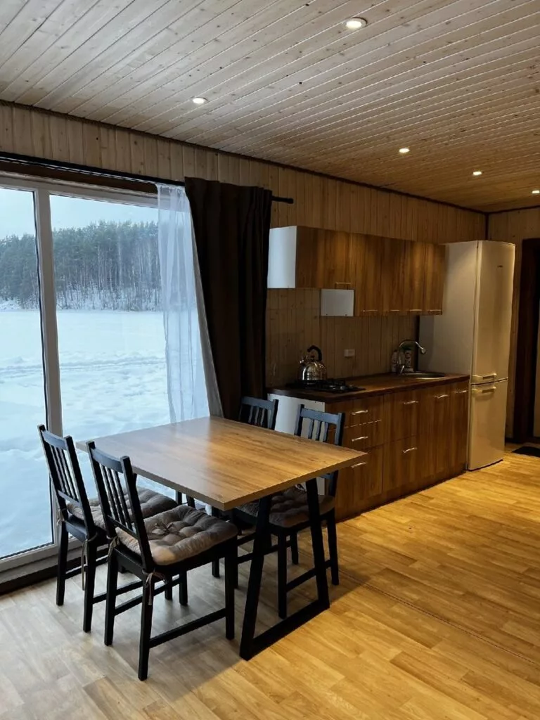 Плавдом «Laatokka» 60 м² с баней и панорамным окном до 4 гостей: кухня-гостиная с окном на лёд