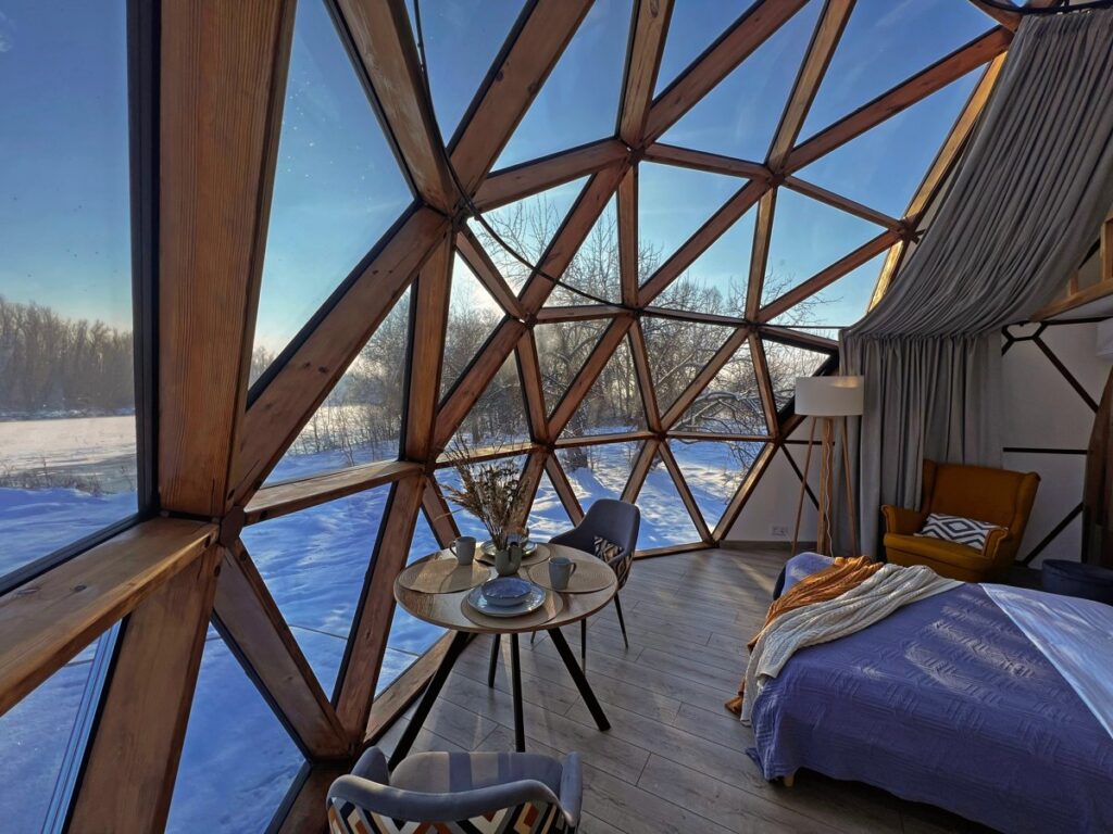 Зеркальная полусфера Neodome со стеклянным потолком до 4 гостей: вид из-под купола