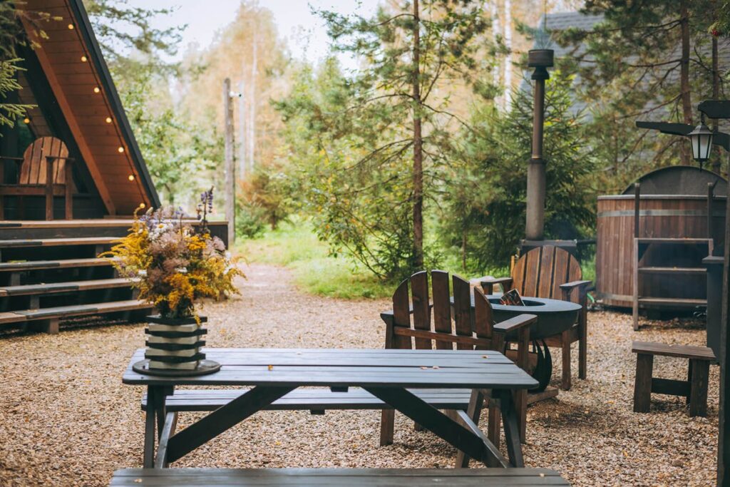 Треугольный A-frame 45 м² с купелью и гриль-очагом, четыре одинаковых, до 4 гостей: стол у домика
