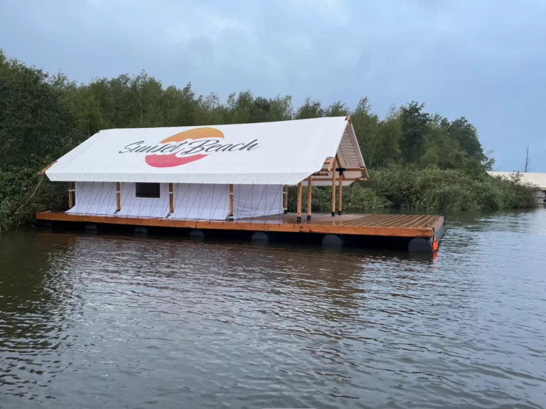 Три сафари-палатки на понтонах, глэмпинг на воде до 6 гостей