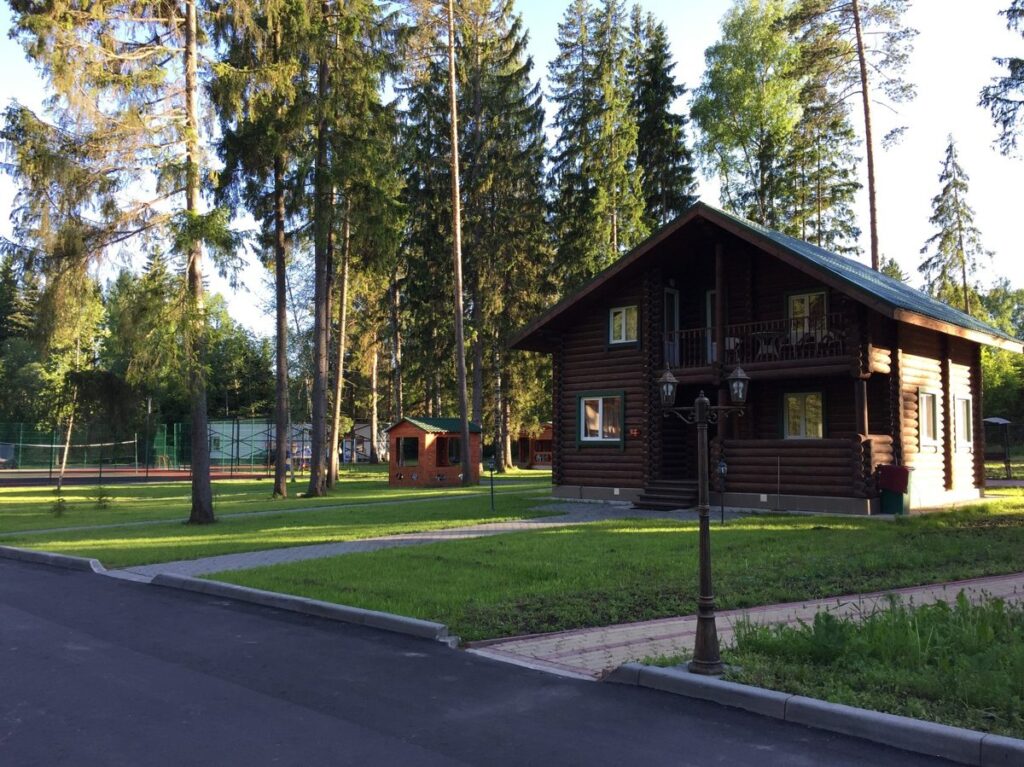 Дом 5 с балконом, три комнаты, до 6 гостей: дом на лесной поляне