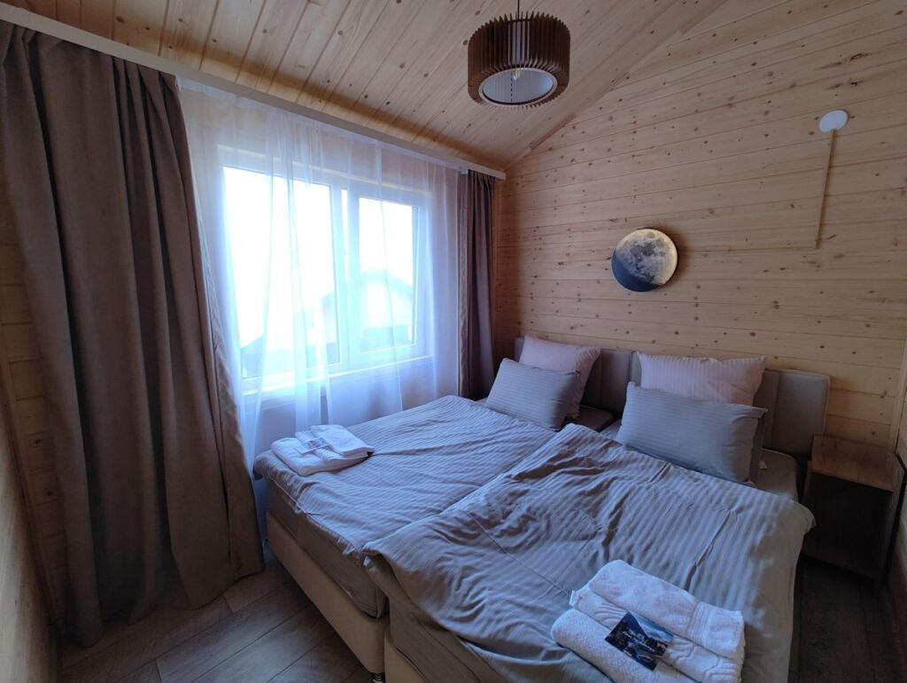 Дом «Люкс&SPA» с парной и гостиной для компании до 10 гостей: спальня с двуспальной кроватью