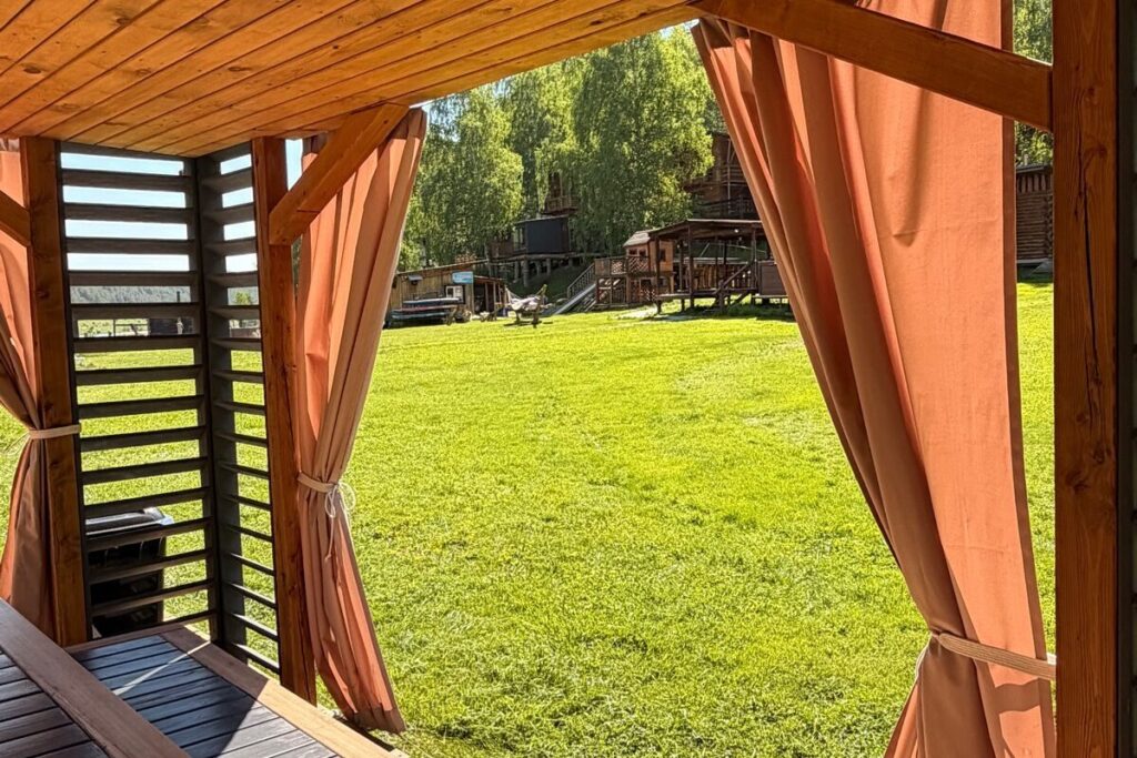 Беседка у реки с мангалом до 10 человек, Парк-отель «Ровесник» на Исети: лавки и газон