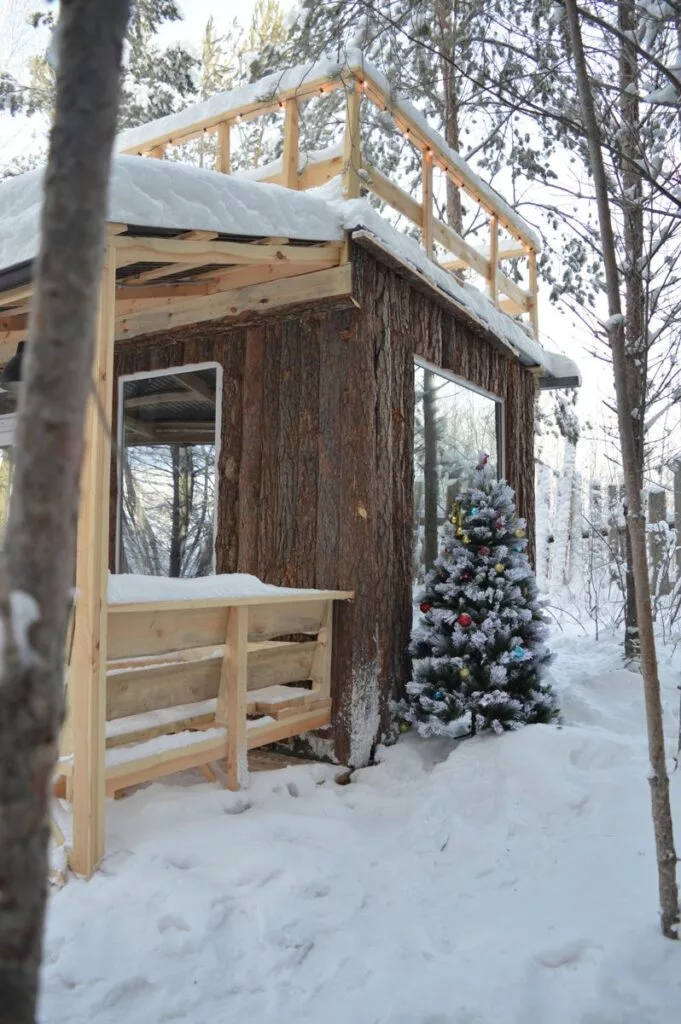 Хижина на двоих с террасой на крыше, A-frame домики Forest Tale в Дегтярске: крыша в снегу