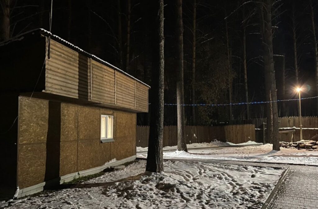 «Большой тёплый дворик» на своей территории с туалетом до 25 гостей