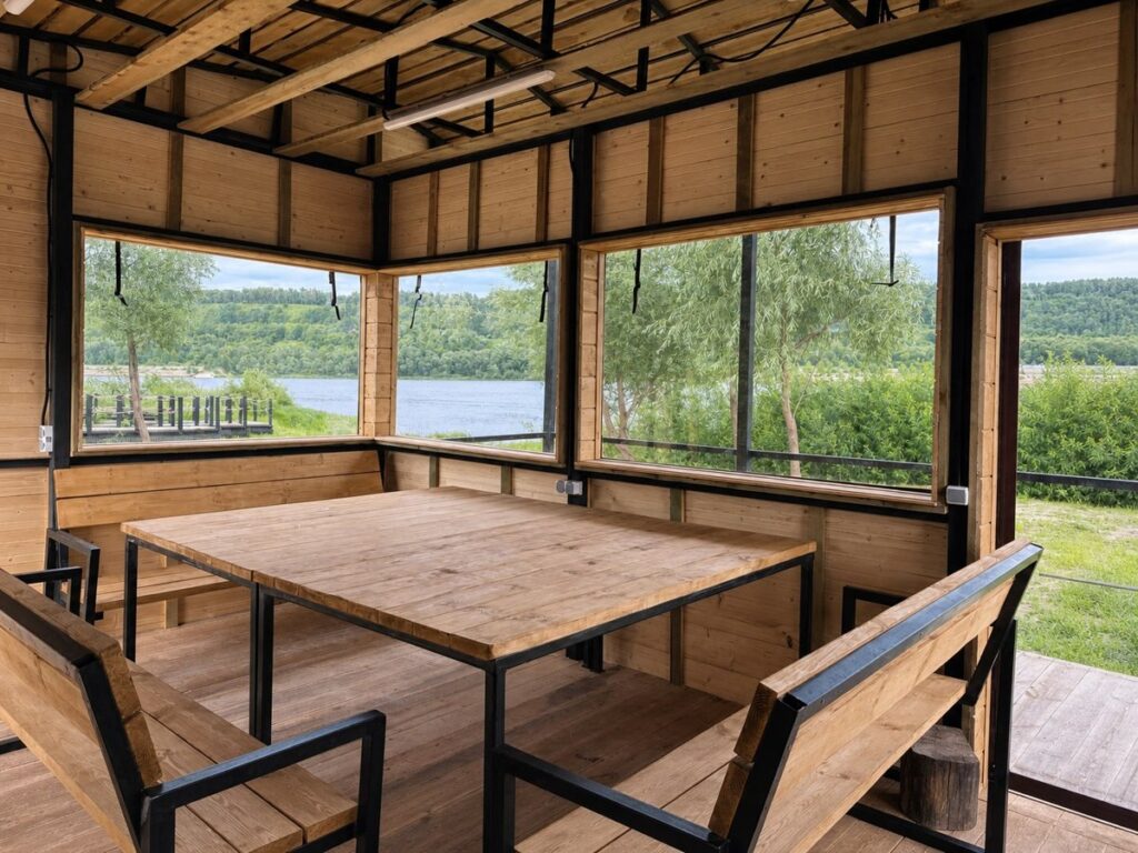 Беседка с мангалом на берегу Оки, до 12 человек: стол у мягких окон