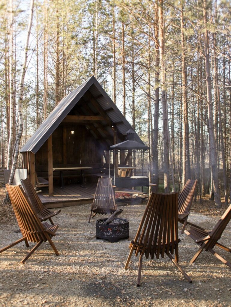 Средний A-frame со своей купелью на террасе до 6 гостей, A-frame домики Forest Tale в Дегтярске: беседка и шезлонги