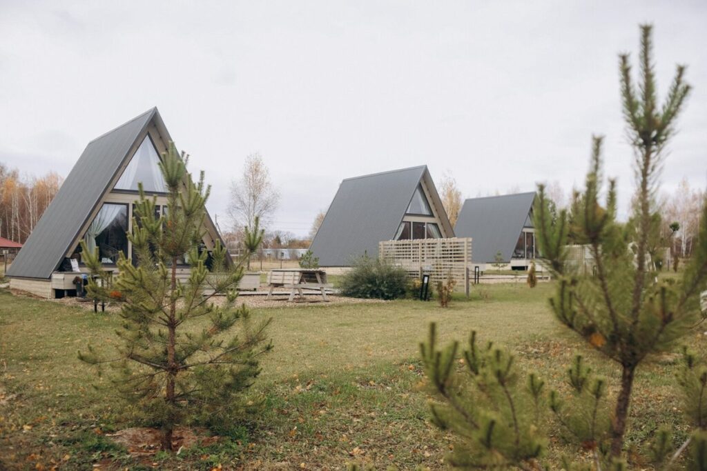 Три одинаковых A-frame домика с панорамным окном до 4 гостей: три домика в поле