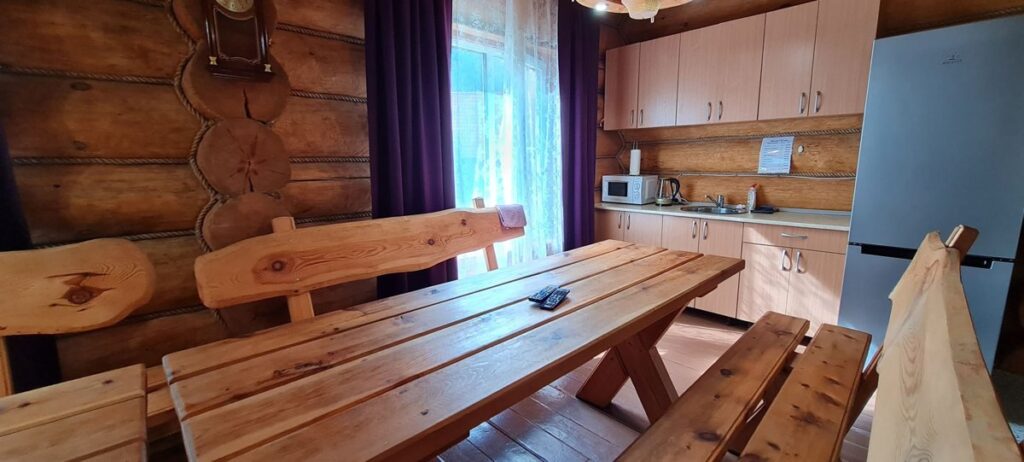 VIP-коттедж из кедра 120 м² с баней и беседкой у Катуни до 12 гостей: кухня и обеденный стол