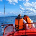 Глэмпинг Мыс на Горьковском море, общий вид: моторная лодка на воде