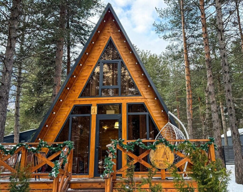 A-фрейм 56 м² с террасой и креслом-коконом до 6 гостей, 3 дома: A-фрейм с террасой