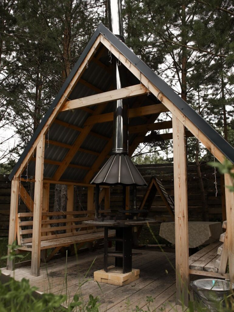 Малый A-frame в светлых тонах с гамаком-сеткой до 4 гостей, A-frame домики Forest Tale в Дегтярске: беседка с мангалом