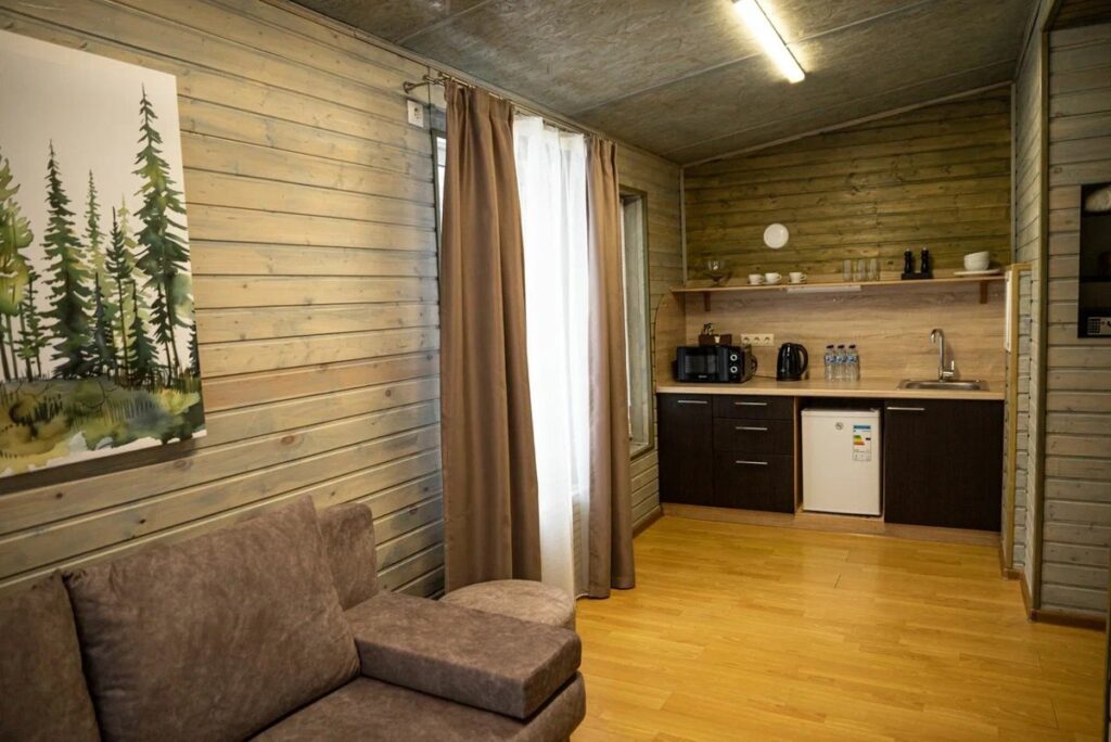 Барнхаус 38 м² с террасой 13 м² в сосновом лесу, до 4 гостей: кухонная зона