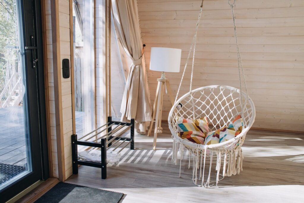 Малый A-frame Sun №2 с качелью и чаном до 4 гостей, Парк-отель «Дача» в Верхнем Дуброво: гостиная с окном в пол