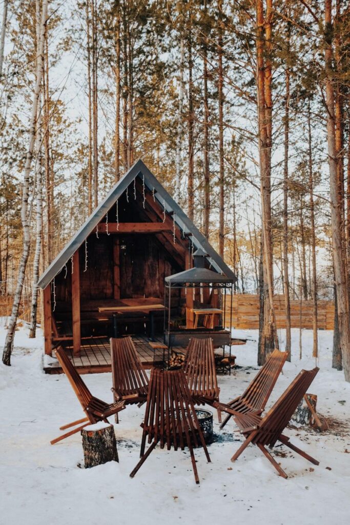 Средний A-frame со своей купелью на террасе до 6 гостей, A-frame домики Forest Tale в Дегтярске: костровая зона в снегу