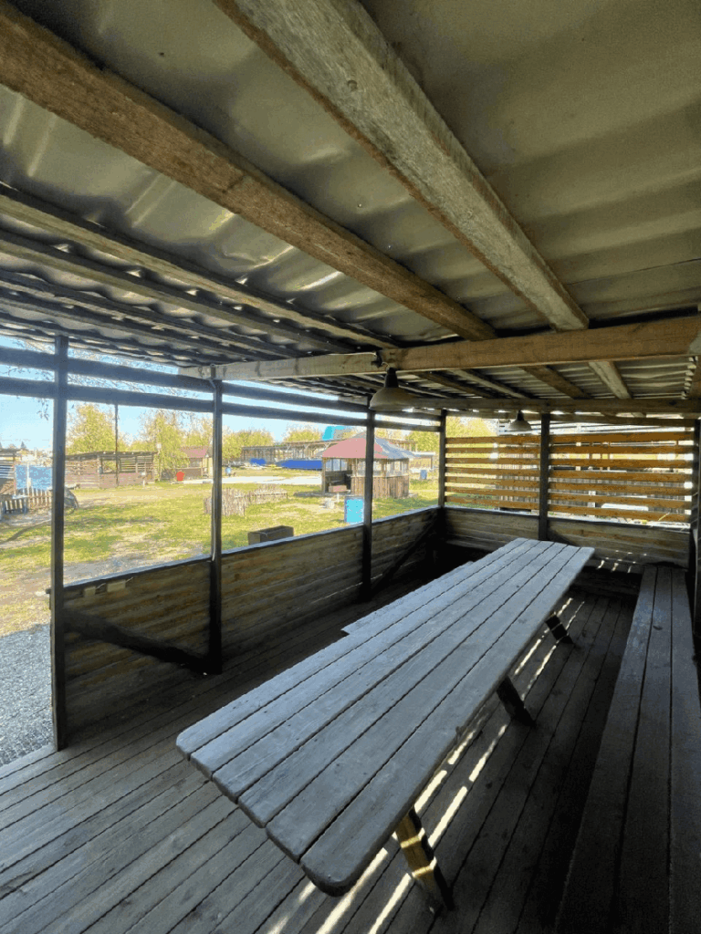 Беседки-навесы на берегу с видом на озеро до 15 гостей: стол вдоль бортика