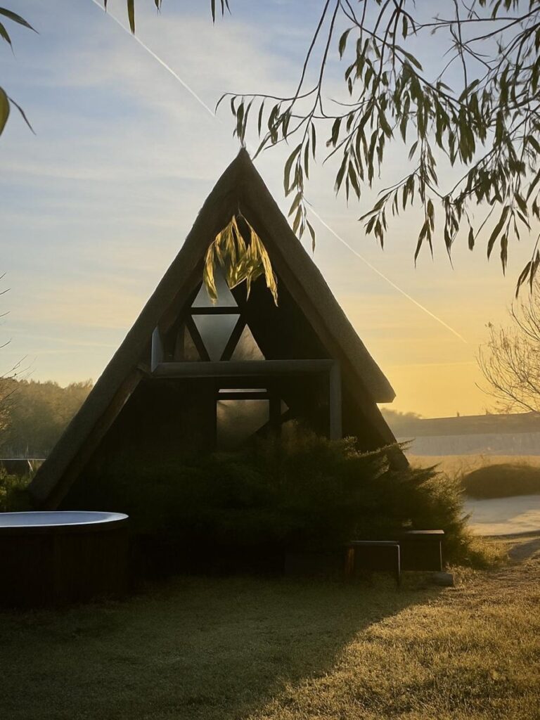 Шале A-frame у озера с купелью до 4 гостей, 3 одинаковых домика