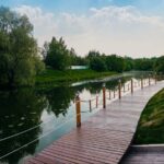 Парк-отель Таёжный на Десне, общий вид: деревянная набережная Десны